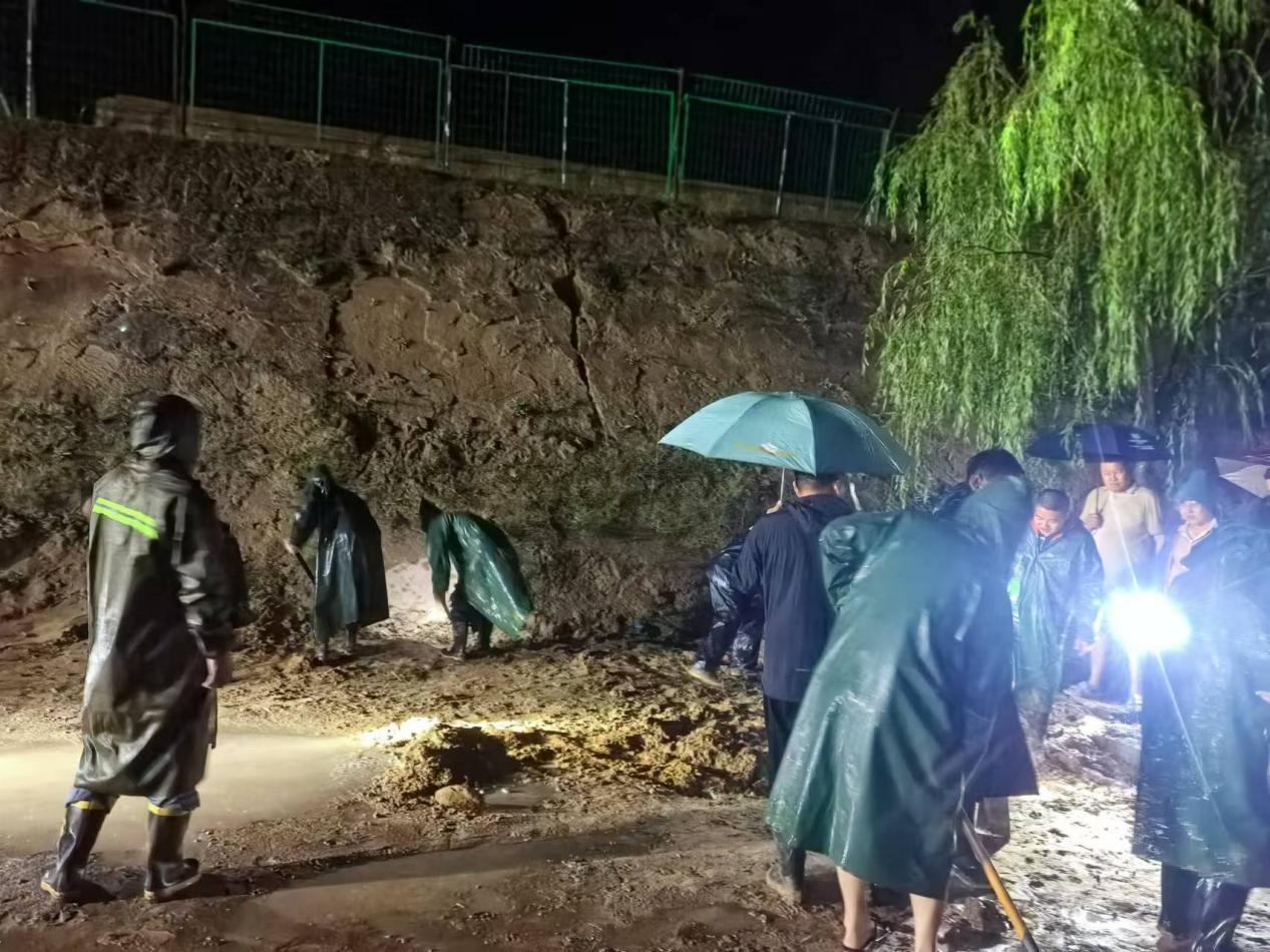 油氣工程公司王渠則站組織全員“戰(zhàn)暴雨、搶排險、保安全”.jpg